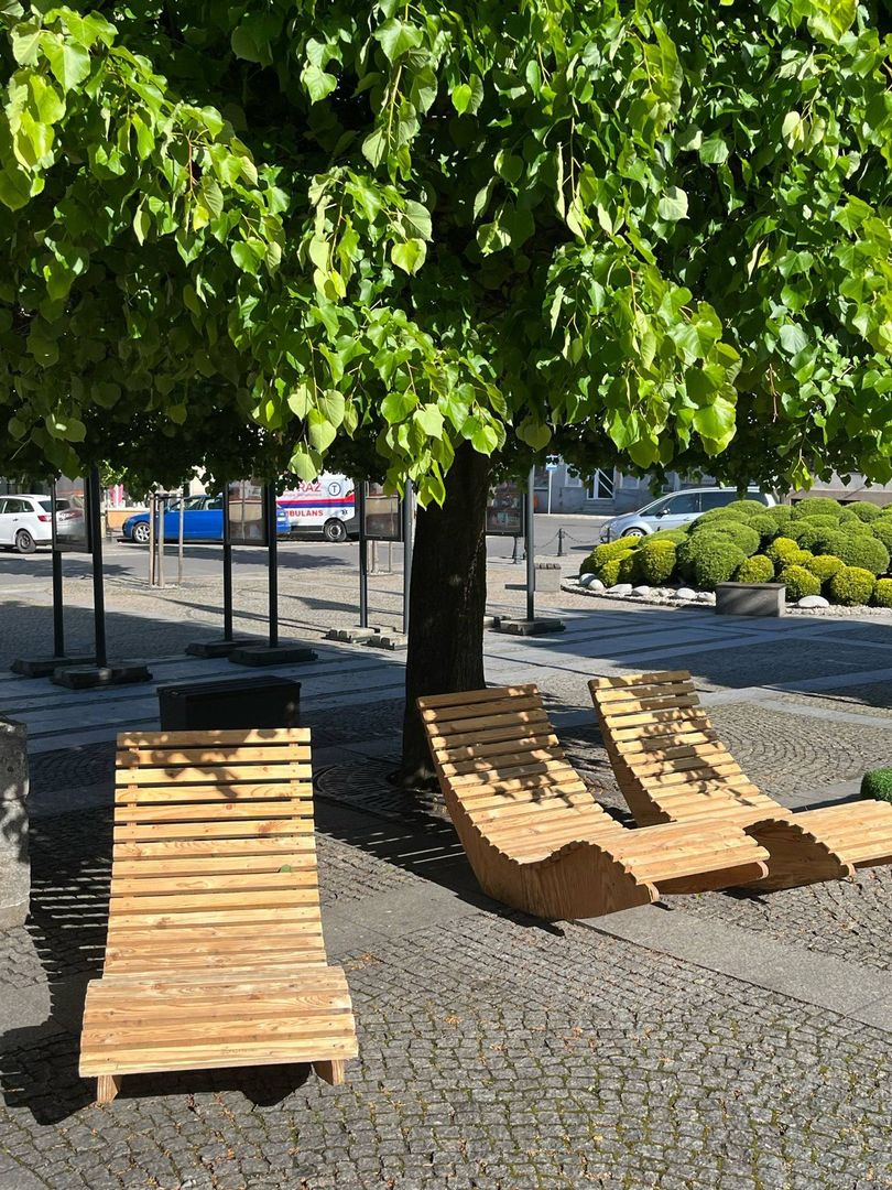 Zbliża się lato, a wraz z nią powstaje znana z ubiegłych lat strefa chilloutu. Miejsce, które pokochali młodsi i starsi mieszkańcy miasta. Na pufach i drewnianych leżakach mogą odpocząć w cieniu drzew i w sąsiedztwie fontanny