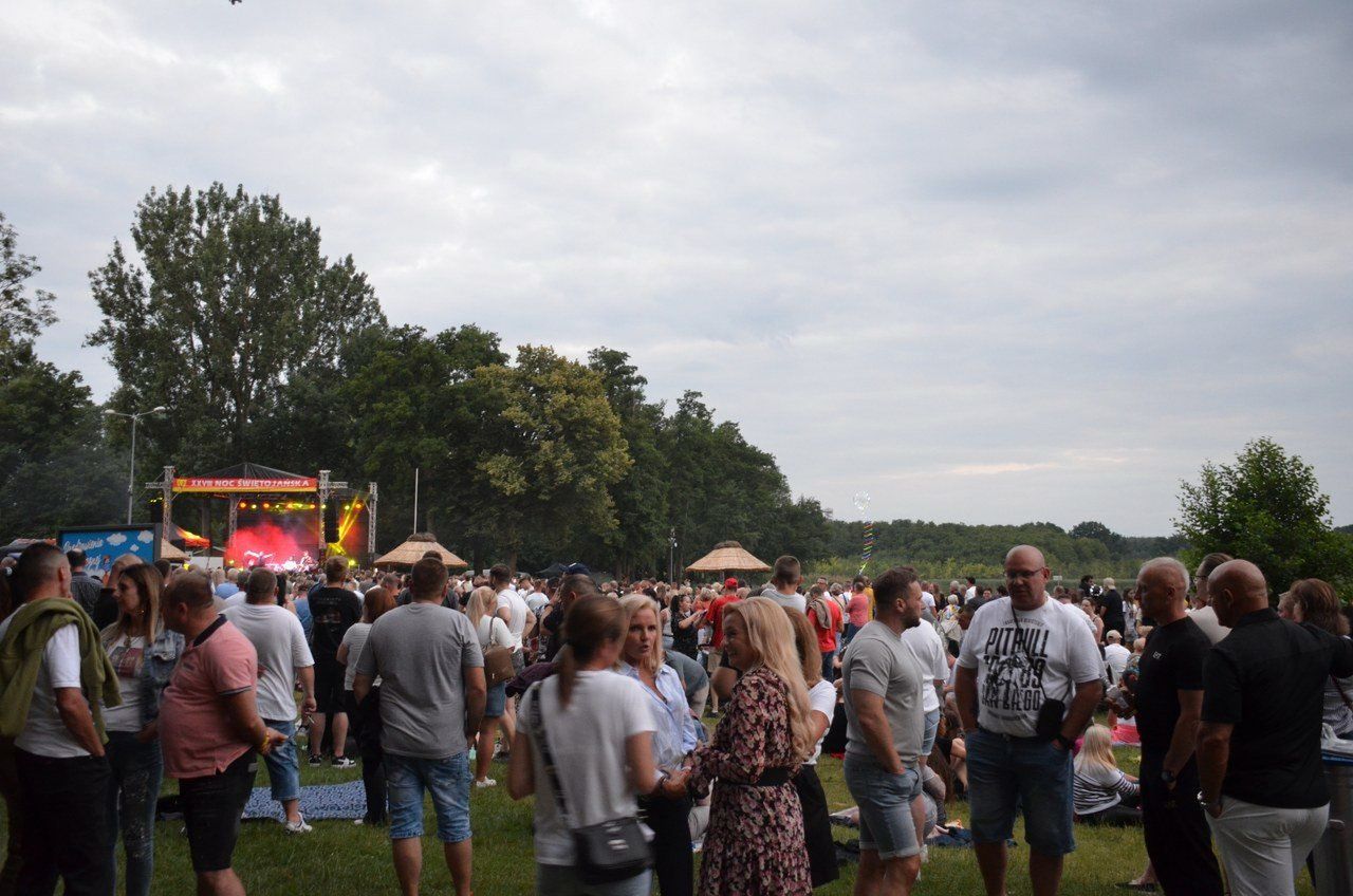 Na wianki do Osiecznej przyjechały tłumy. Plaża główna nad jeziorem Łoniewskim pękała w szwach