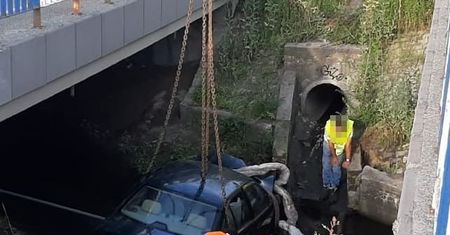 Zamość. BMW wpadło do rzeki. W środku młodzi ludzie, żaden nie miał prawa jazdy