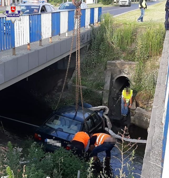 Zamość. BMW wpadło  do rzeki. W środku młodzi ludzie, żaden nie miał prawa jazdy