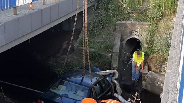 Zamość. BMW wpadło  do rzeki. W środku młodzi ludzie, żaden nie miał prawa jazdy