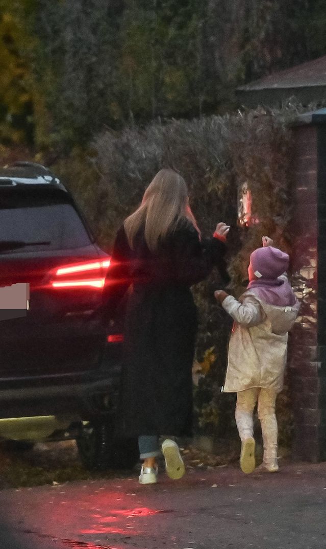 Kaczorowska i Rogacewicz z NIETĘGIMI MINAMI odbierają córki tancerki ze szkoły (ZDJĘCIA)