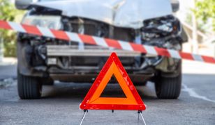 Samochód rozbił się na drzewie. Tragiczna śmierć mężczyzny