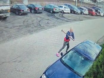 Gabryjelin: 34-latek uderzał młotkiem w przypadkowy samochód. Po zatrzymaniu tłumaczył, że był zdenerwowany