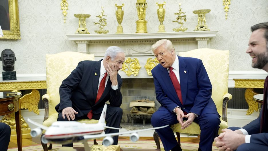 US President Donald Trump (C) meets with Israeli Prime Minister Benjamin Netanyahu (L) in the Oval Office of the White House in Washington, DC, USA, 07 April 2025. EPA/YURI GRIPAS / POOL Dostawca: PAP/EPA.