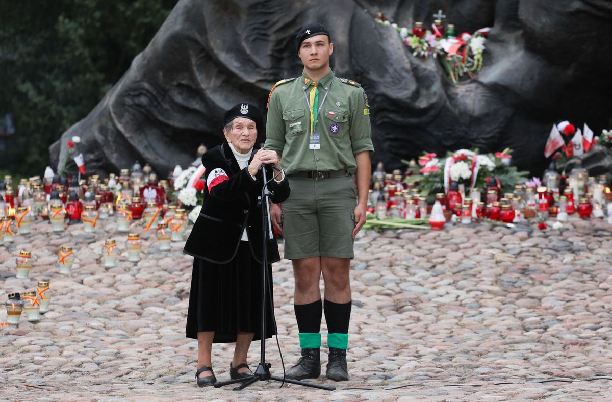 Wanda Traczyk-Stawska przy pomniku "Polegli - Niepokonani" na Cmentarzu Powstańców Warszawy na Woli