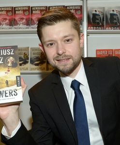 33 lata i 43 książki. Sam żartuje z tempa, w jakim pisze