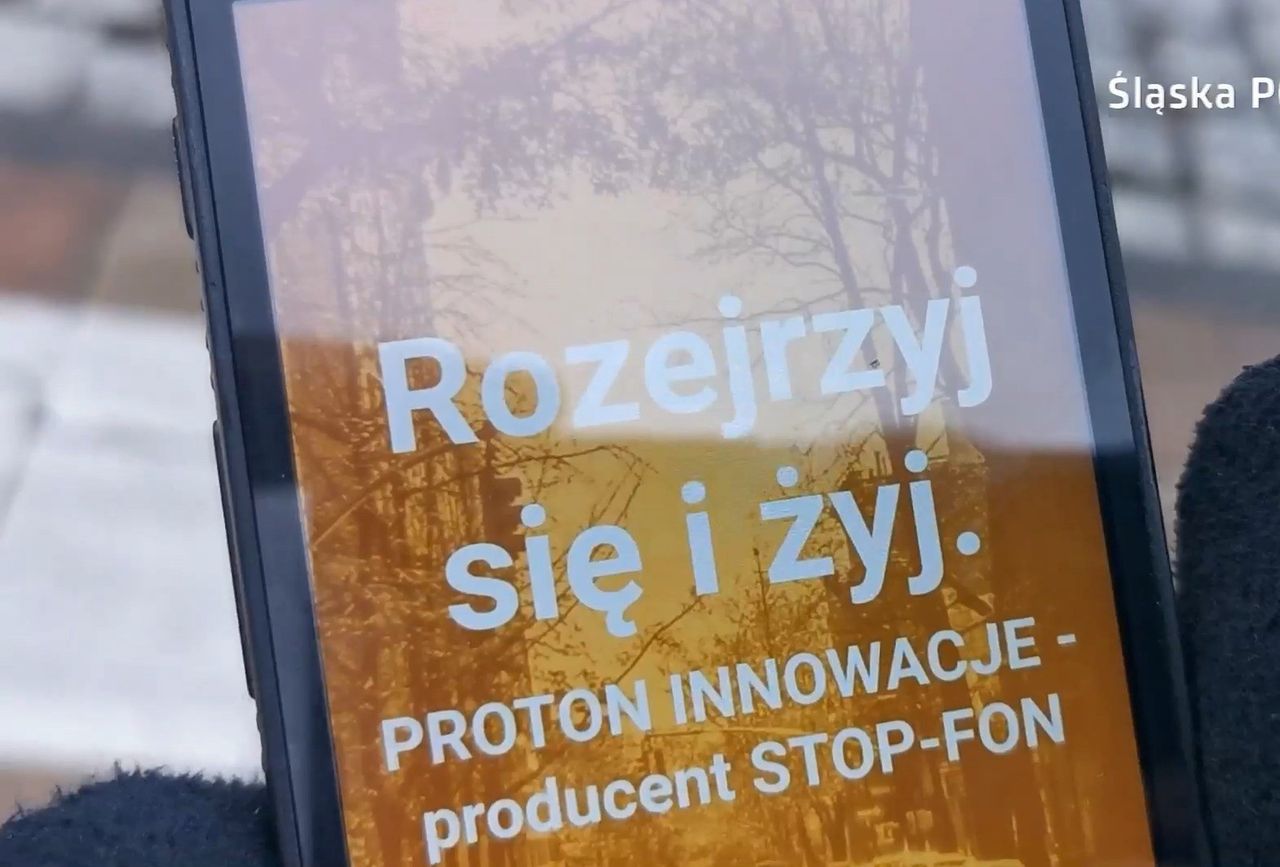 Śląsk. Aplikacja "Rozejrzyj się i żyj" ma na celu ostrzec zapatrzonego w telefon przechodzącego na przejściu dla pieszych.