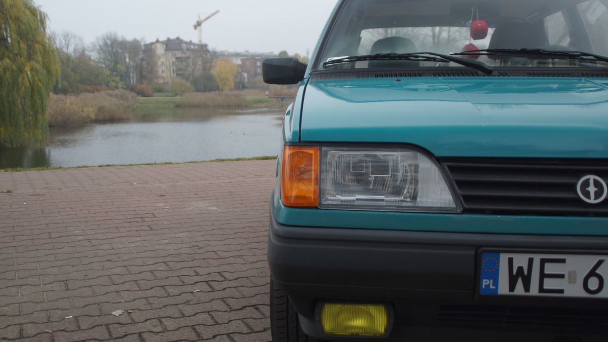 Wyczyszczone klosze reflektorów to nie tylko kwestia estetyczna, ale przede wszystkim bezpieczeństwa