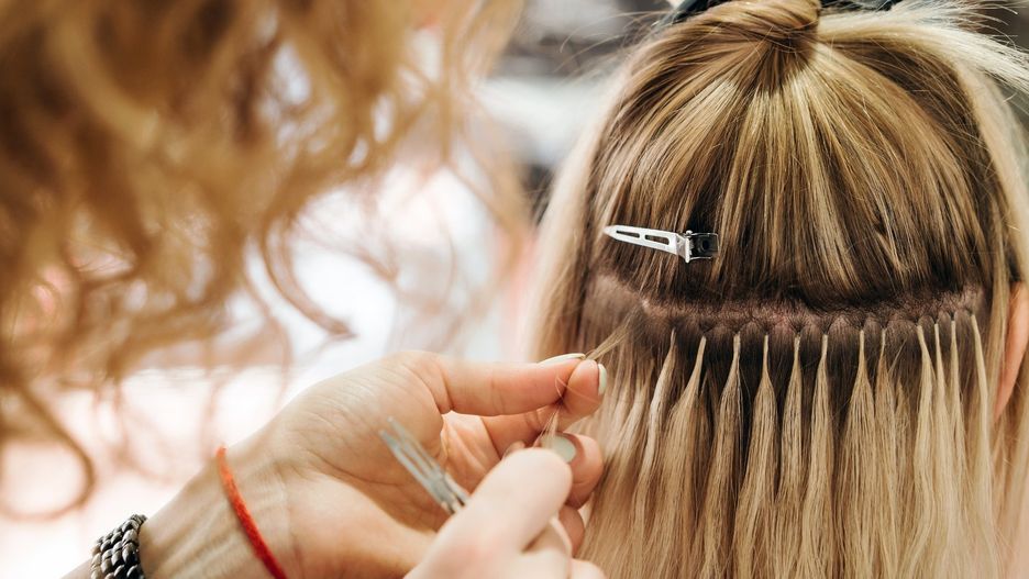 Przedłużanie włosów u fryzjera
