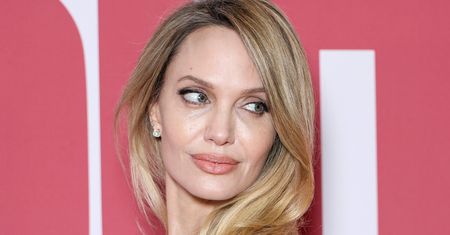 Angelina Jolie szczerze o mastektomii. "Chciałam zostać jak najdłużej z dziećmi"