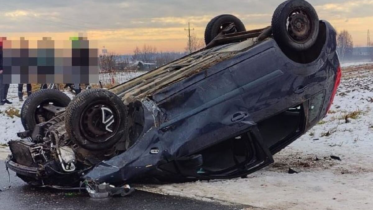 Samochód wypadł z drogi i dachował