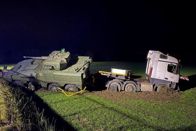 Wypadek lawety z wojskowym transporterem. Są ranni