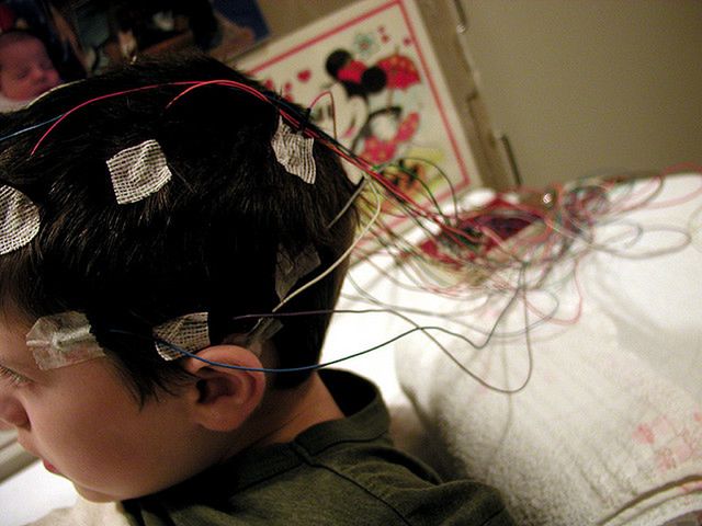 Badanie aktywności mózgu EEG (fot. massdistraction CC-BY)
