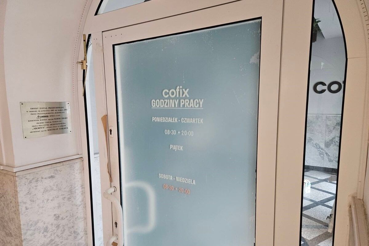 Zamknięta kawiarnia Cofix przy deptaku w Lublinie