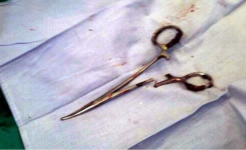 Wyciągnięte z brzucha wietnamskiego pacjenta nożyczki chirurgiczne