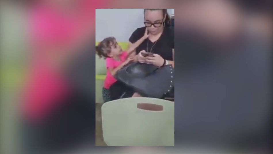 Matka była zapatrzona w komórkę. Nie zwracała uwagi na dziecko