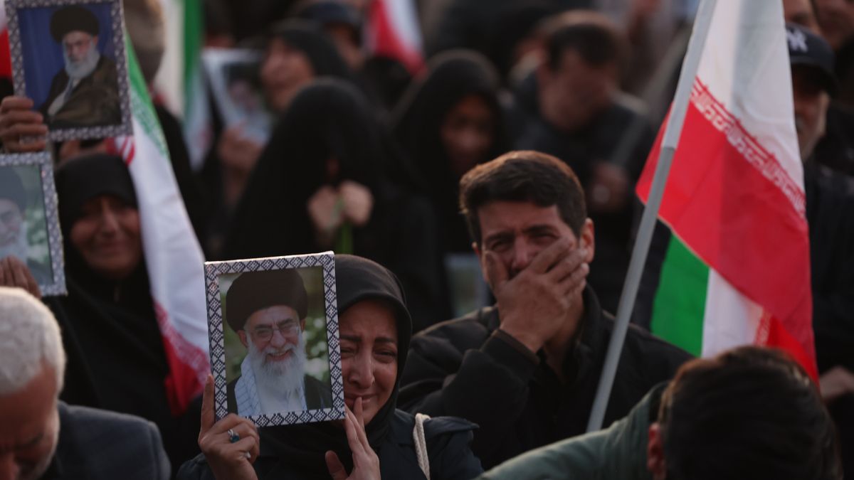 Mourners react following the death of Iranian Supreme Leader Ayatollah Ali Khamenei; at Enqelab Square in Tehran, Iran, 01 March 2026. According to a statement from Iranian state media issued on 01 March 2026, Khamenei was killed in an airstrike during a joint United States (US) and Israeli military campaign that began on 28 February 2026. EPA/ABEDIN TAHERKENAREH Dostawca: PAP/EPA.