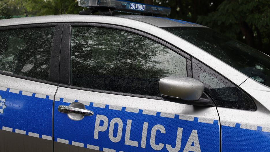 Myśliwy podczas polowania strzelił do domu, w którym była matka z dzieckiem. Został zatrzymany. Trwa postępowanie policji