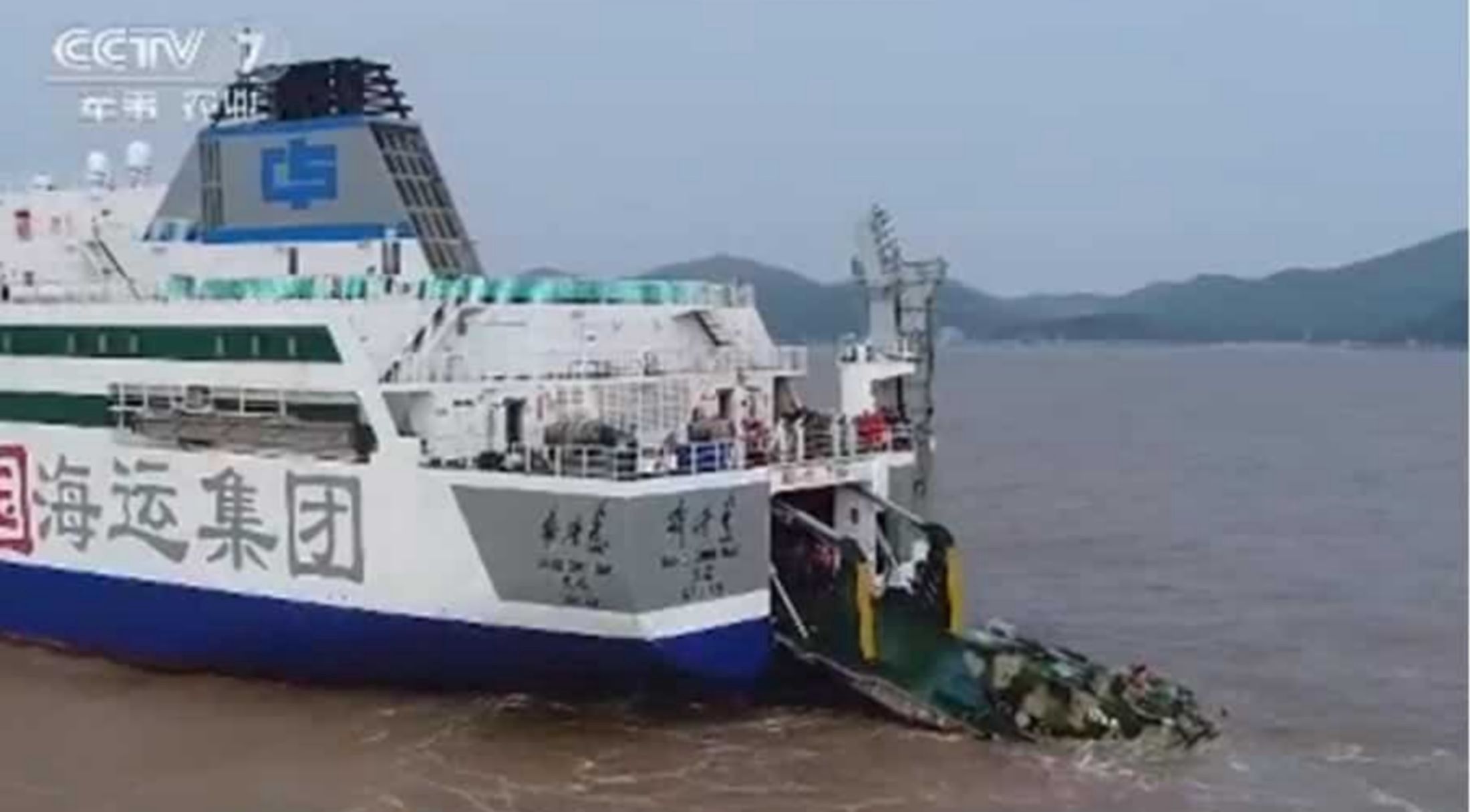 Cywilny prom Bang Chui Dao z rampą, pozwalającą na desantowanie wojskowego sprzętu