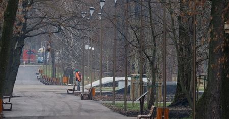 Ciemności w Parku Ludowym. Dlaczego większość latarni nie świeci nocą?