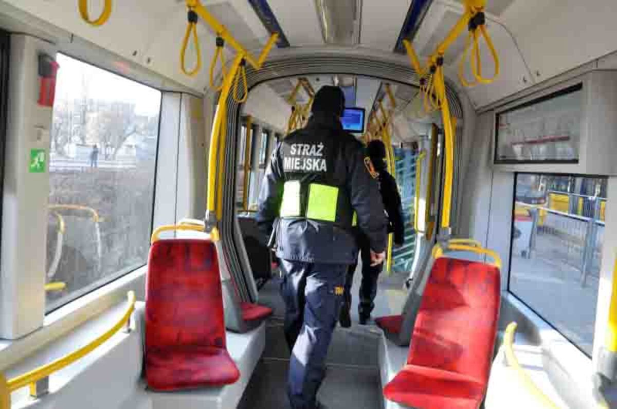 Policjanci znaleźli pijanego obcokrajowca w tramwaju.
