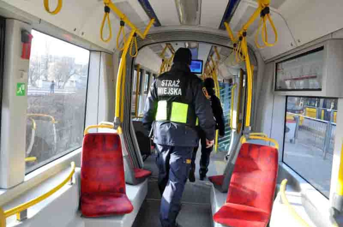 Policjanci znaleźli pijanego obcokrajowca w tramwaju.