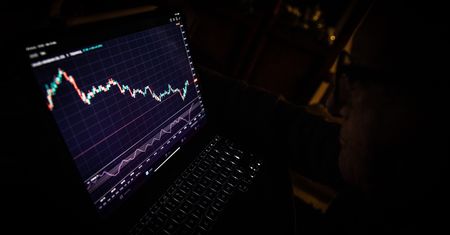 Ebury: Złoty powinien umacniać się stopniowo, bardziej wobec USD niż EUR