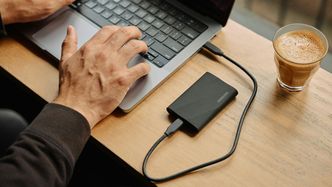 Dysk SSD na wynos – jak wybrać odpowiednią pamięć do pracy mobilnej