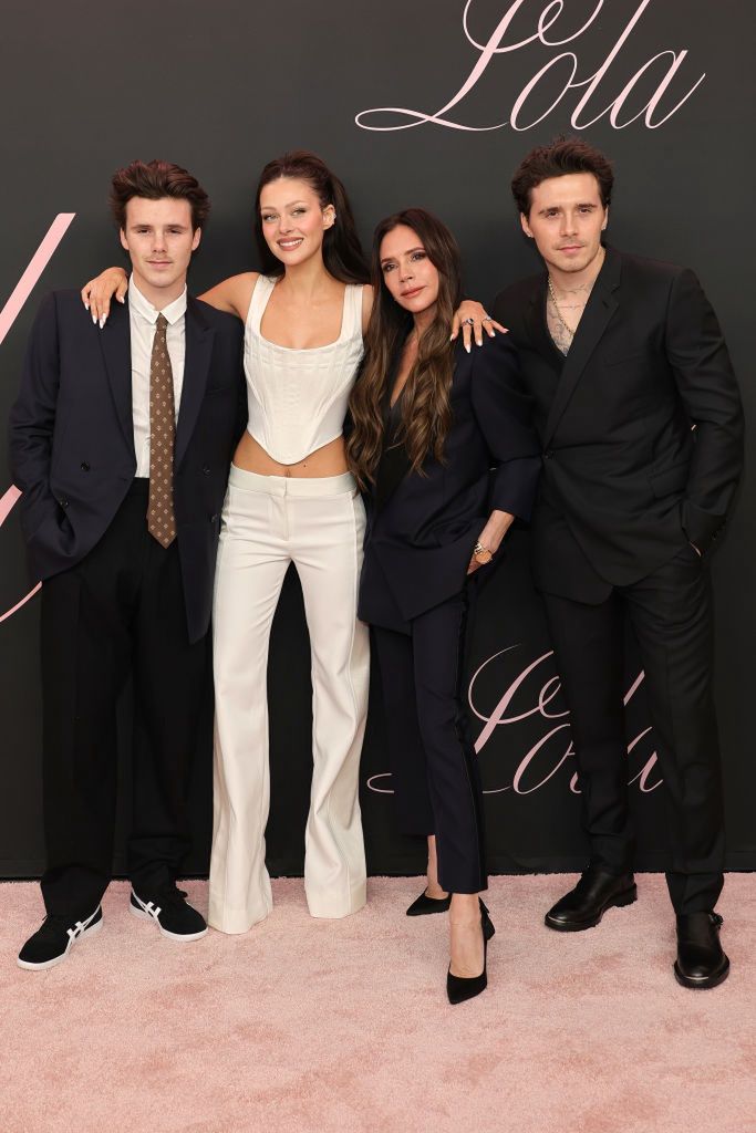 Cruz Beckham,  Nicola Peltz, Victoria Beckham i Brooklyn Beckham