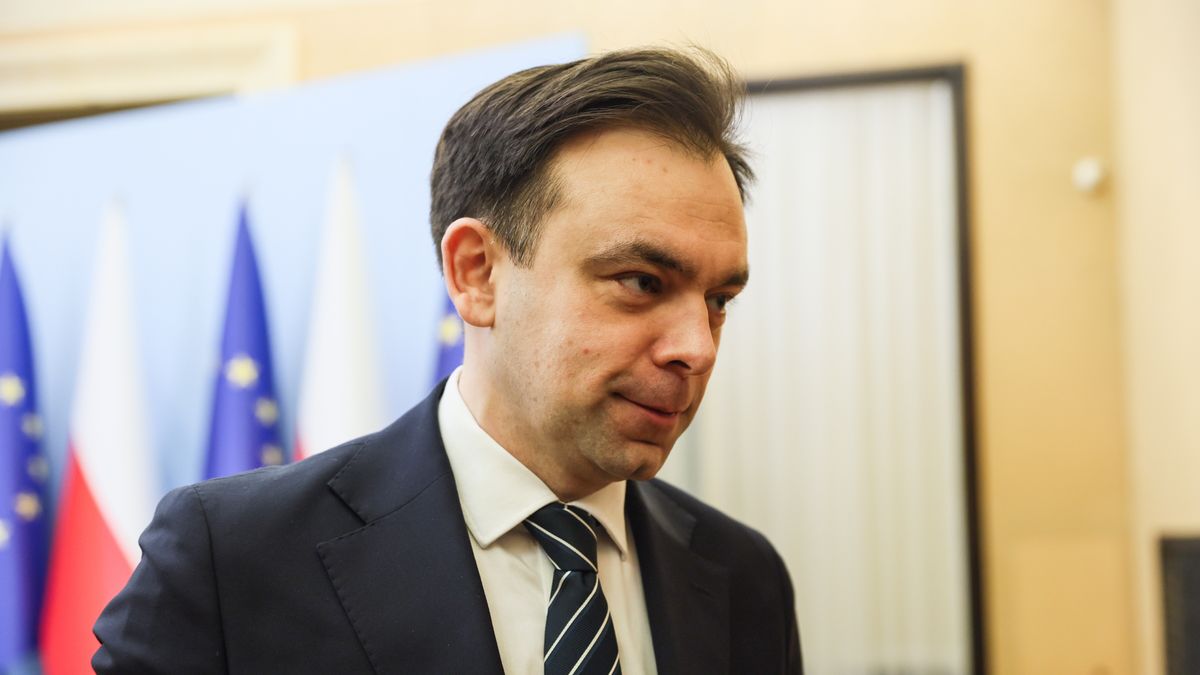 Warszawa, 17.02.2025. Minister finansów Andrzej Domański podczas konferencji prasowej po spotkaniu premiera Donalda Tuska z prezydentem i wiceprezesem Microsoft Corporation Bradem Smithem w siedzibie Kancelarii Prezesa Rady Ministrów w Warszawie, 17 bm. (amb) PAP/Leszek Szymański