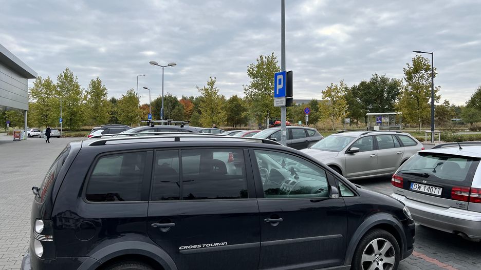Parking pod sklepem Lidl we Wrocławiu w niedzielę jest w połowie pełny.