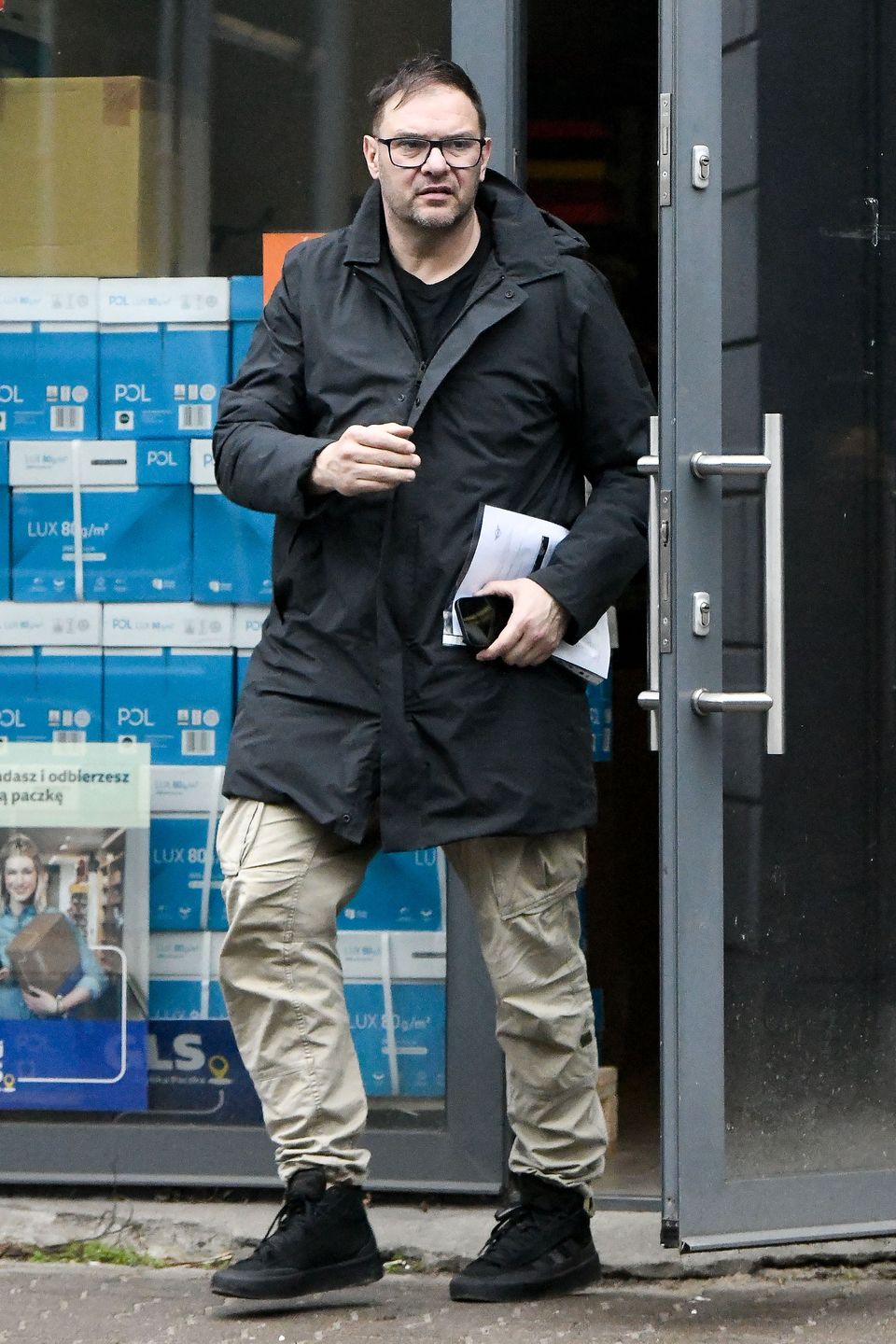 Tomasz Karolak parkuje na zakazie