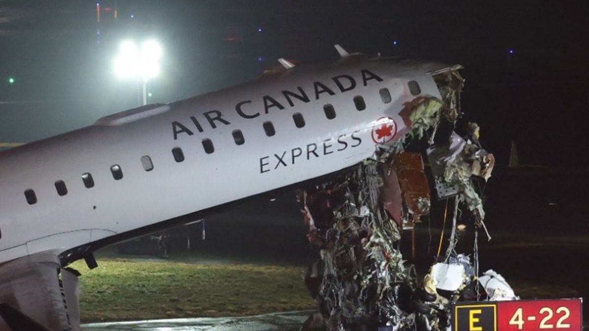 Samolot uderzył w wóz strażacki.