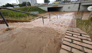 Potężna awaria wodociągowa w Poznaniu. Ruch tramwajowy wznowiono, ale zniszczenia są duże