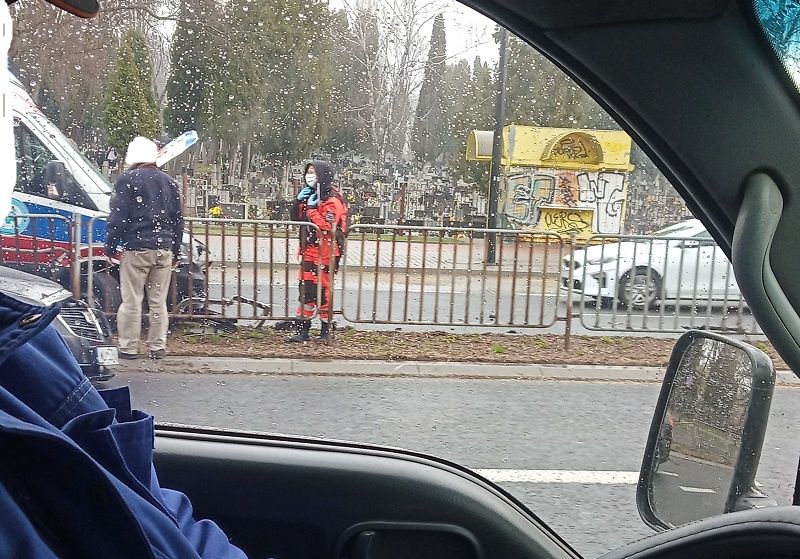 Karetka przebiła barierki na al. Andersa i zatrzymała się na przeciwległym pasie