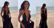 Naturalna Klaudia El Dursi w kreacji z POKAŹNYM dekoltem hasa po plaży w Katarze