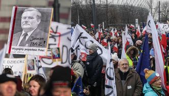 80 tysięcy ludzi manifestowało w Warszawie: "Kaczyński atakuje ikonę. Stańmy murem za Wałęsą!"