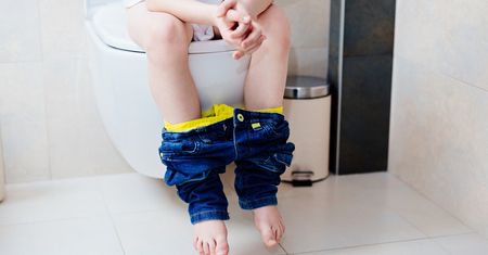 Dziecko sikające do kubka przy stoliku w restauracyjnej galerii? To nie żart