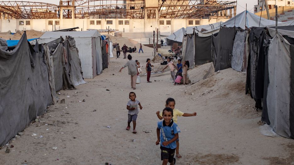 A general view during daily life in the displacement camps in Khan Younis, southern Gaza Strip, 30 August 2025. Families lack the most basic necessities such as clean water, electricity, and healthcare. The displaced live in overcrowded tents that provide little protection from the daytime heat or the night?s cold, relying mainly on the limited food aid that reaches them. EPA/HAITHAM IMAD Dostawca: PAP/EPA.