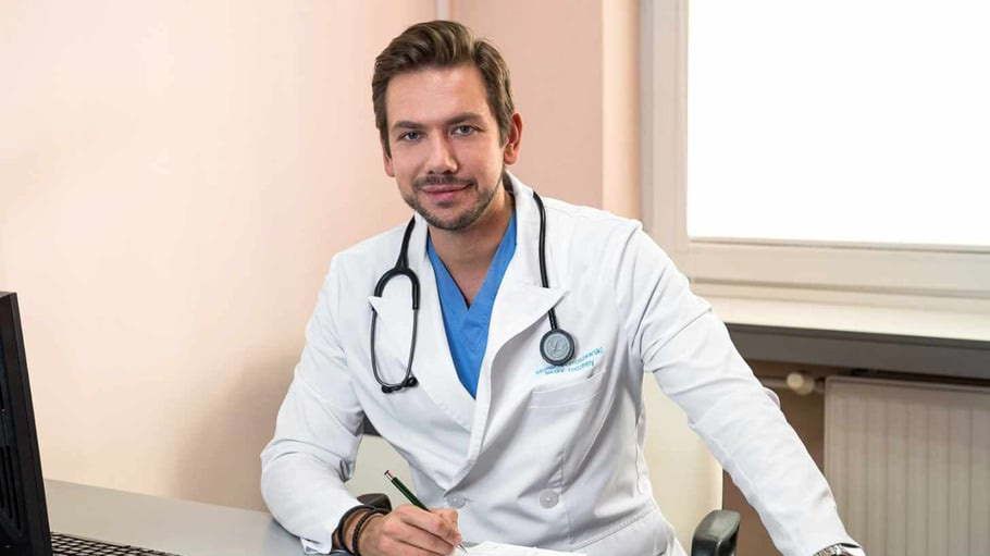 Lekarz zachorował na COVID-19. Wyjaśnia jak leczyć się w domu