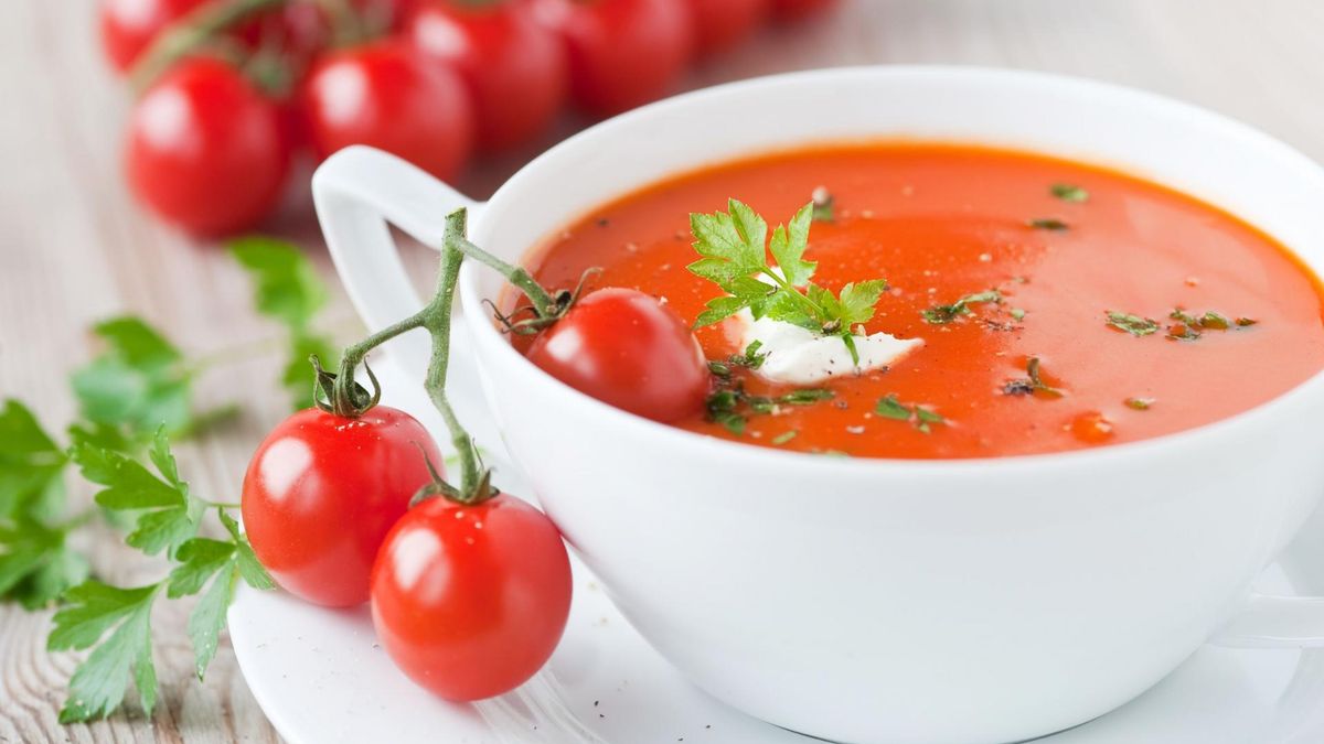Zupa pomidorowa to potrawa lekkostrawna oraz niskokaloryczna.