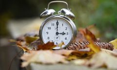 Zmiana czasu na zimowy. Tak wpłynie na pensje pracowników