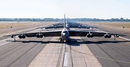 B-52. Samolot stworzony do przenoszenia bomb jądrowych. Armia USA wciąż na niego stawia