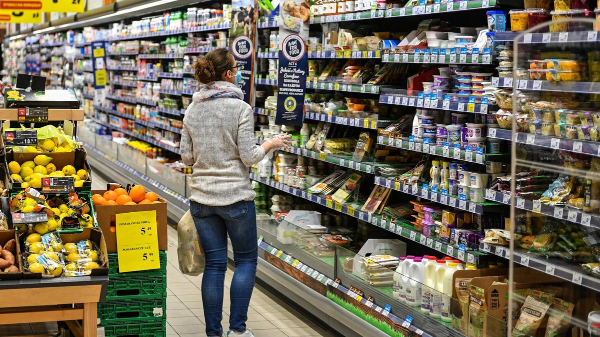 W Polsce ruszyły kontrole, jak stosowane są obostrzenia sanitarne. 