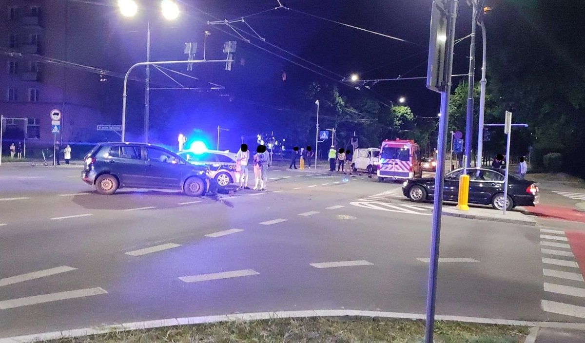 Zderzenie dwóch volkswagenów na Al. Racławickich