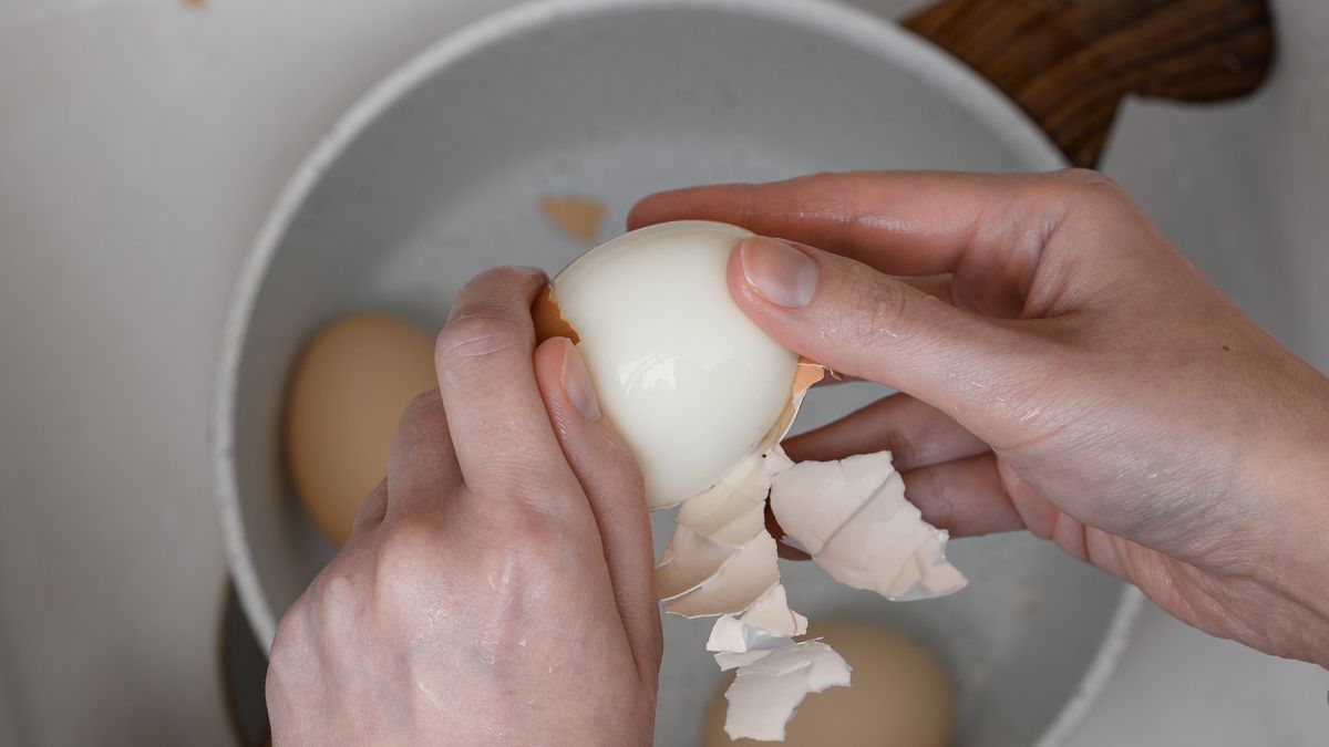 Oto jak gotować jajka, aby potem szybko się obierały