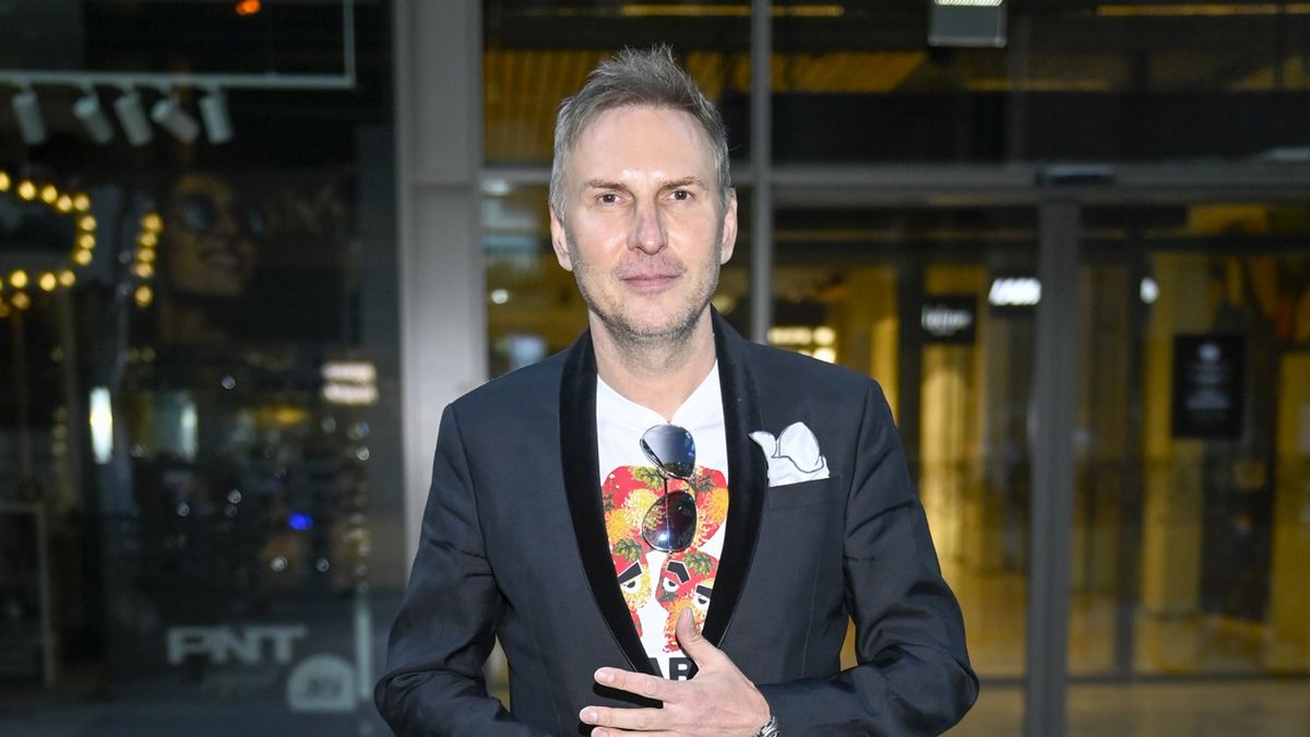 scena z: Krzysztof Gojdź, SK:, , fot. Kurnikowski/AKPAbuty neonowe, buty sportowe, buty zielone, jeansy niebieskie, jeansy wytarte, jeansy z dziurami, maj 2022, Premiera filmu "Pani Basia", sylwetka, marynarka czarna, Krzysztof Gojdź