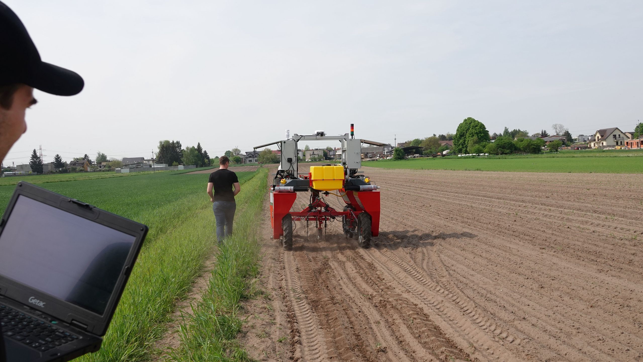 "Rozwój roślin monitorowany i obsługiwany będzie zdalnie, jednak realizacja zabiegów agrotechnicznych będzie wykonywana w sposób automatyczny" - tłumaczy inżynier. 