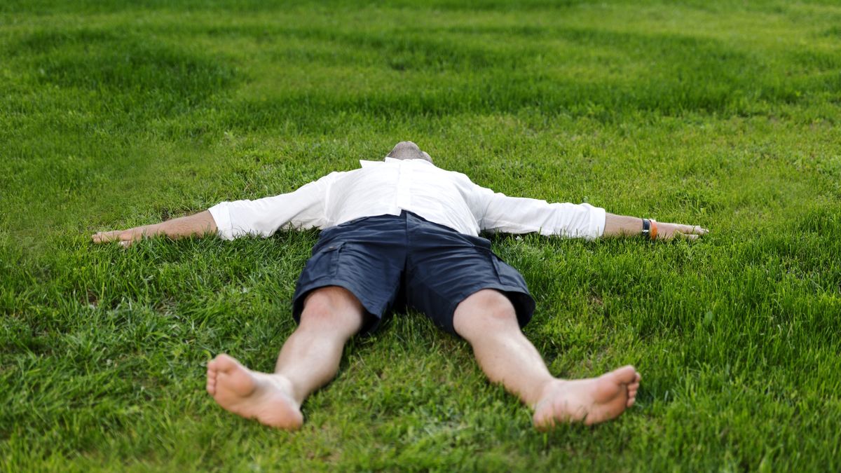 Mężczyzna wypoczywający na trawie